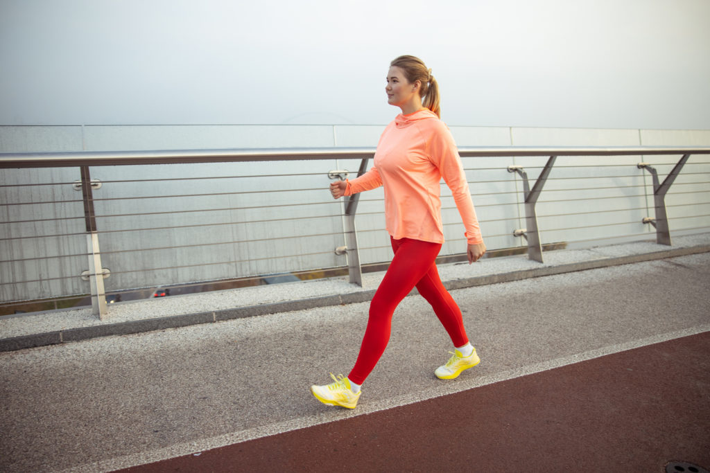 Courir lentement ou marcher vite  que choisir