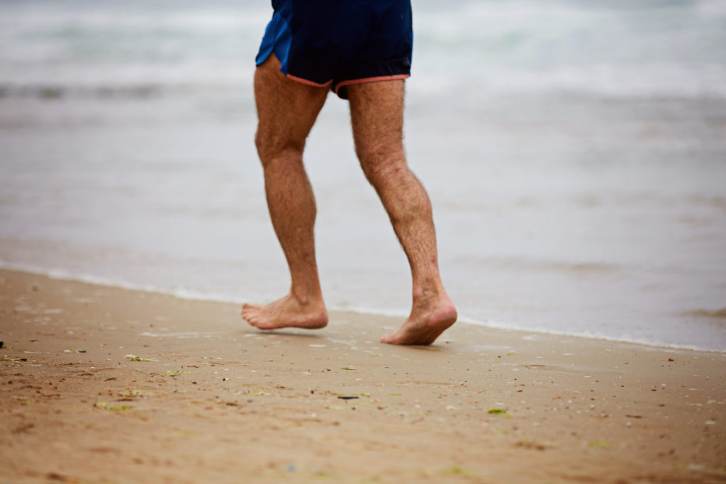 Courir pied nu sur le sable  attention aux chevilles